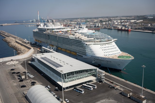 symphony of the seas at termial amerigo vespucci 2